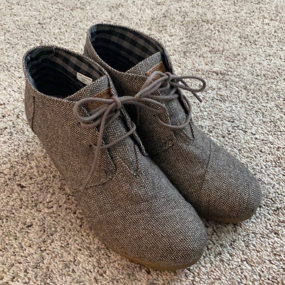 TOM brown herringbone wedges